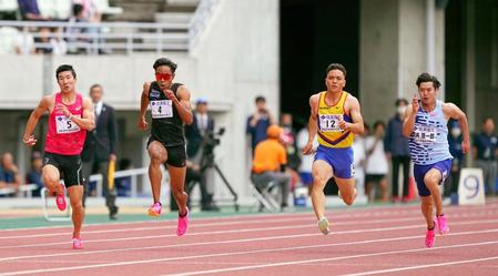 　男子１００メートル決勝を１０秒１２で優勝した坂井隆一郎（右端）と２位に入った桐生祥秀（左端）