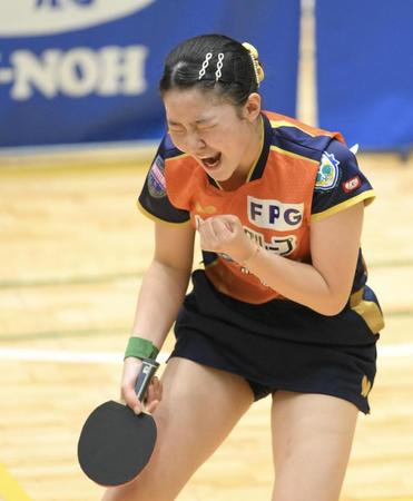 　準々決勝で平野美宇からポイントを奪い、ガッツポーズの張本美和（撮影・伊藤笙子）