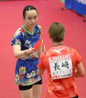 　２回戦で長崎美柚（右手前）に敗れた伊藤美誠（撮影・伊藤笙子）