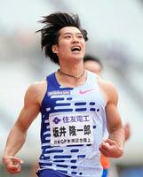 　男子１００メートル決勝を１０秒１２で優勝した坂井隆一郎