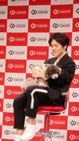 　愛犬エマを抱きかかえる宇野昌磨