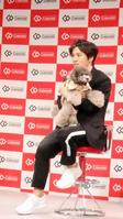 　愛犬エマを抱きかかえる宇野昌磨