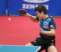 　準々決勝でスマッシュを打つ張本智和（撮影・伊藤笙子）