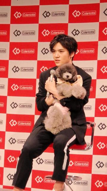 宇野昌磨、愛犬エマと“共演”　抱きかかえてトークイベント　「かわいがるけど懐いてないかも」