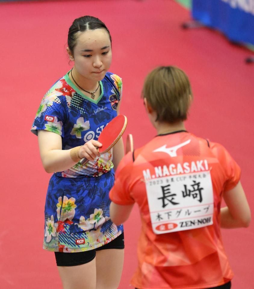 　２回戦で長崎美柚（右手前）に敗れた伊藤美誠（撮影・伊藤笙子）