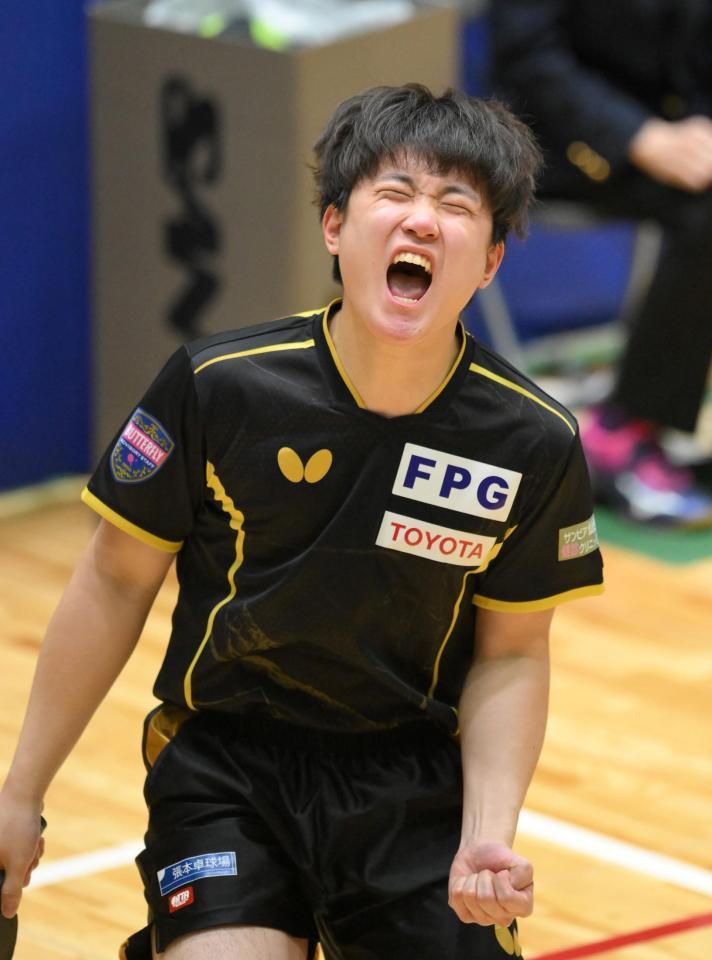 　２回戦、鈴木颯からポイントを奪い、「チョレイ！」炸裂の張本智和（撮影・伊藤笙子）