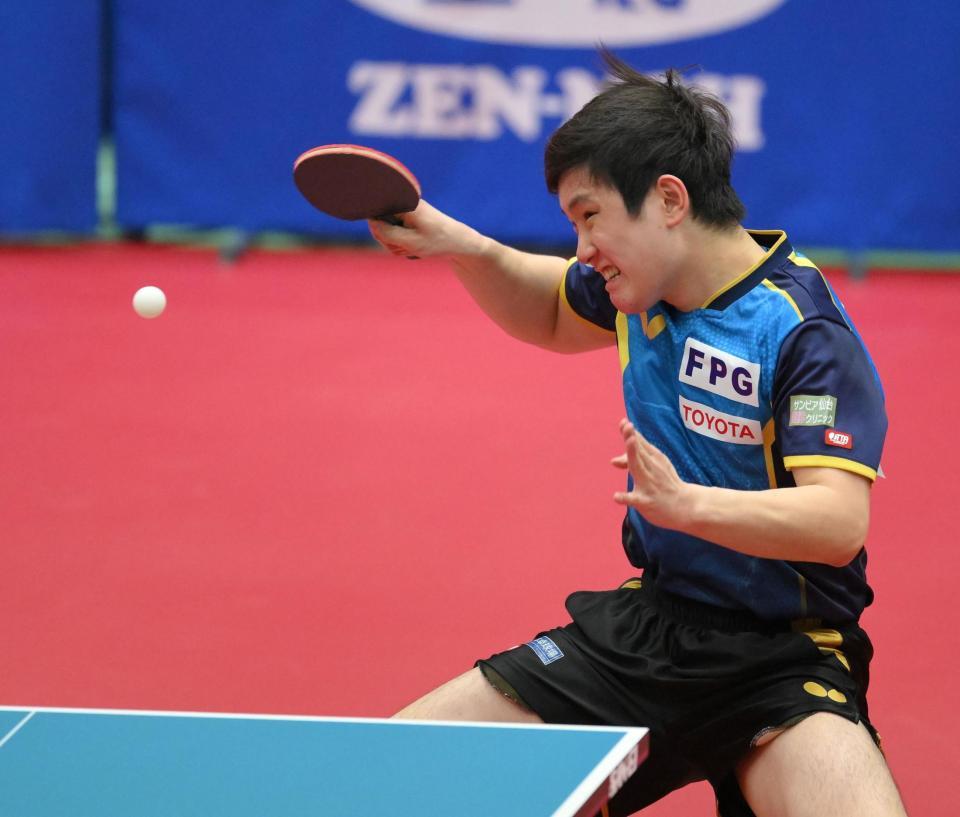 　準々決勝でスマッシュを打つ張本智和（撮影・伊藤笙子）