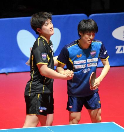 　男子決勝、戸上隼輔（右）に敗れた張本智和（撮影・伊藤笙子）