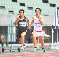 　２００メートル予選、２１秒５５の記録で終わった山縣亮太（左）＝撮影・中田匡峻