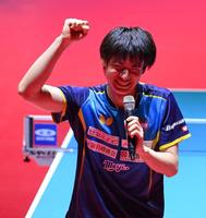 　男子決勝を制し、インタビューで笑みを見せる戸上隼輔（撮影・伊藤笙子）