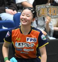 　決勝進出を決め、笑顔を見せる張本美和（撮影・伊藤笙子）