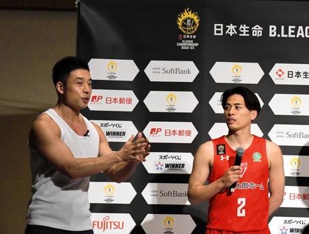 　Ｂリーグの会見でゲストのなかやまきんに君（左）とルーティン談義をする富樫勇樹