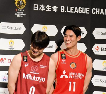 　Ｂリーグの会見でゲストのなかやまきんに君の筋肉ギャグに笑いをこらえきれない（左から）藤井祐眞、須田侑太郞