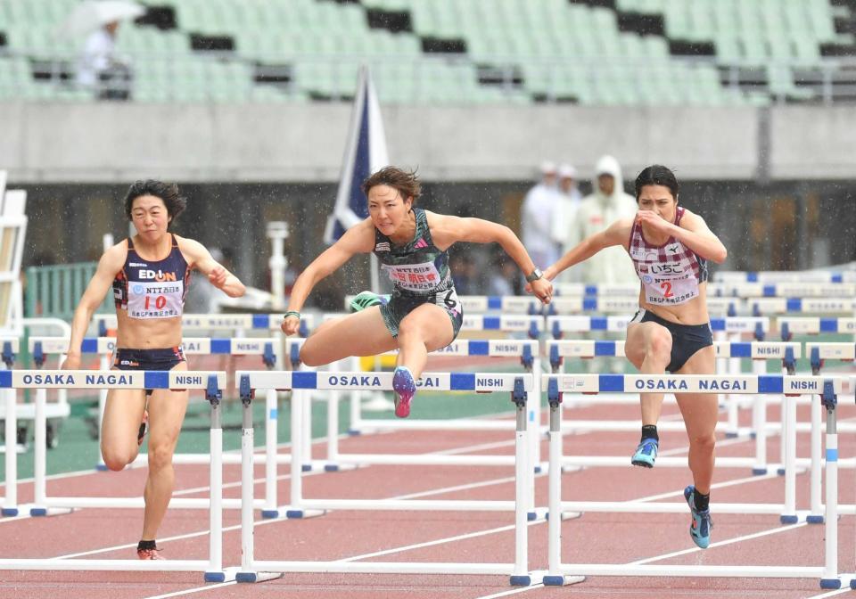 　女子１００メートルハードル決勝、優勝した寺田明日香（中央）＝撮影・中田匡峻