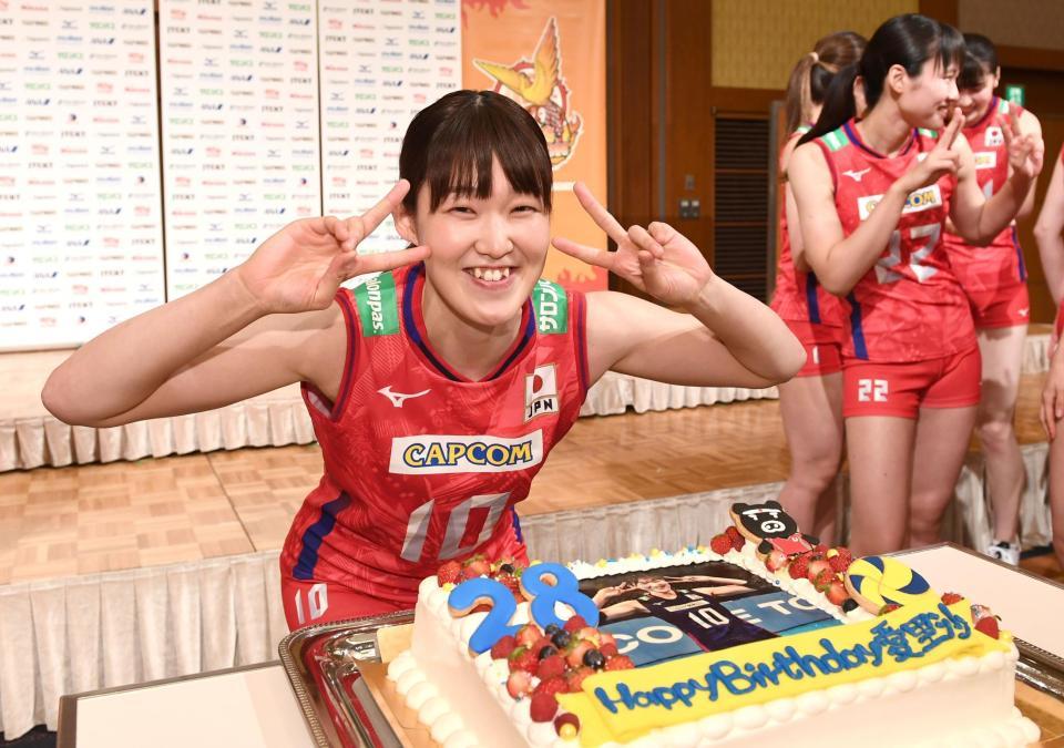 　２８歳の誕生日を迎えケーキの前でＶサインをする井上愛里沙（撮影・園田高夫）