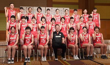 　会見でガッツポーズをする真鍋政義（前列中央）率いる女子バレー日本代表（後列左から４人目は古賀紗理那主将。同左端は小林エンジェリーナ優姫）＝撮影・園田高夫