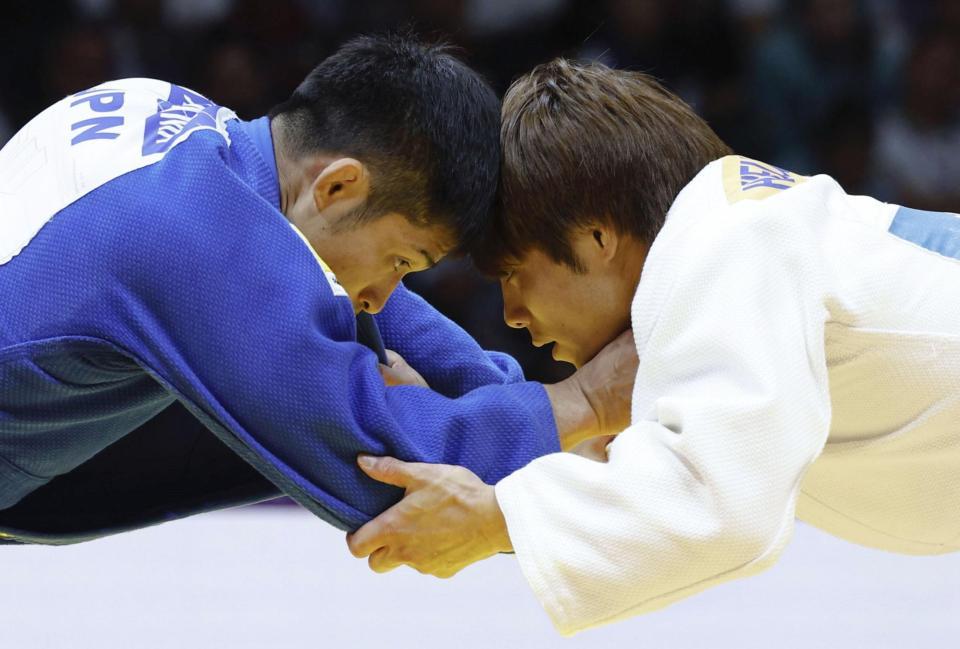 　男子66キロ級決勝　対戦する丸山城志郎（左）と阿部一二三＝ドーハ（共同）