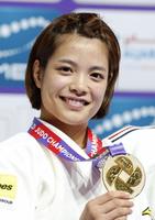 　２年連続４度目の優勝を果たし、笑顔で金メダルを手にする女子５２キロ級の阿部詩＝ドーハ（共同）