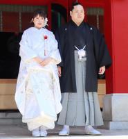 　結婚式を行った錦富士（右）、藤添夫人