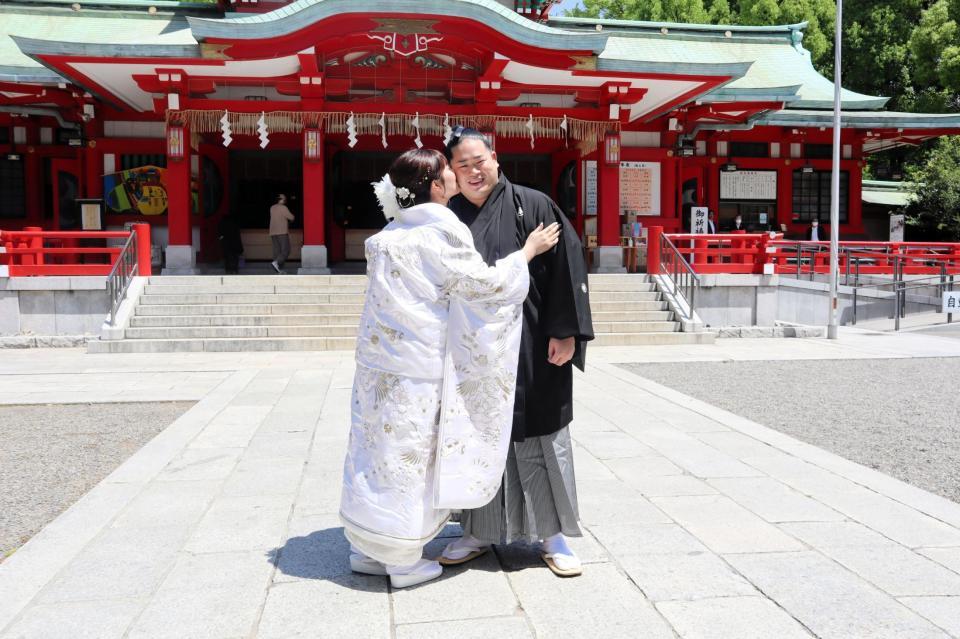 　結婚式を行った錦富士（右）、藤添夫人