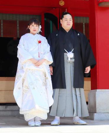 　結婚式を行った錦富士（右）、藤添夫人