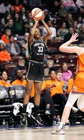 　サンとのオープン戦でシュートを放つリバティーの馬瓜＝アンカスビル（ＮＢＡＥ・ゲッティ＝共同）