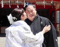 　結婚式を行った錦富士（右）、藤添夫人