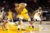 　攻め込む八村（中央）＝ゲッティ＝共同