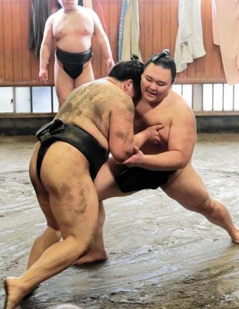 　ぶつかり稽古で胸を出す朝乃山（右）