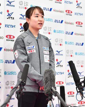 　囲み会見で意気込みを語る伊藤美誠（撮影・開出牧）