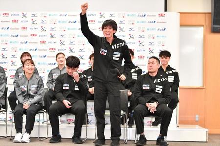 　拳を突き上げアピールする卓球日本代表の戸上隼輔（撮影・開出牧）
