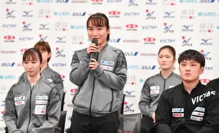 　意気込みを語る卓球日本代表・伊藤美誠（中央）。左は早田ひな、右前は張本智和（撮影・開出牧）