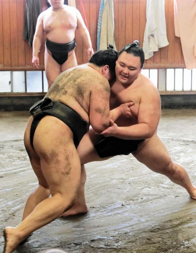 　ぶつかり稽古で胸を出す朝乃山（右）