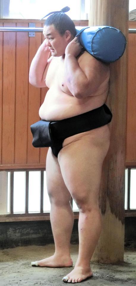 　重りを肩に担ぐ朝乃山