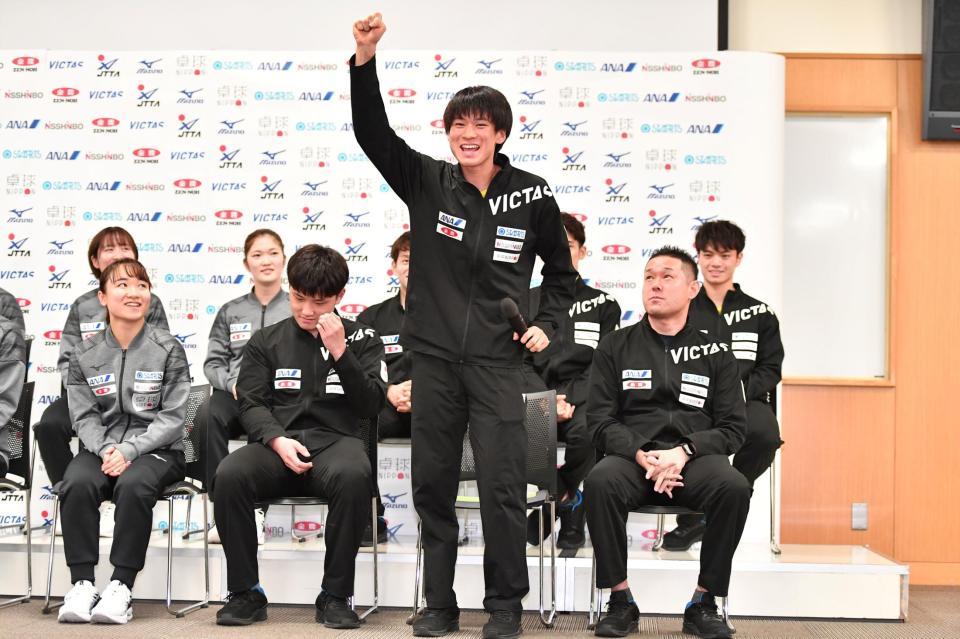 　拳を突き上げアピールする卓球日本代表の戸上隼輔（撮影・開出牧）
