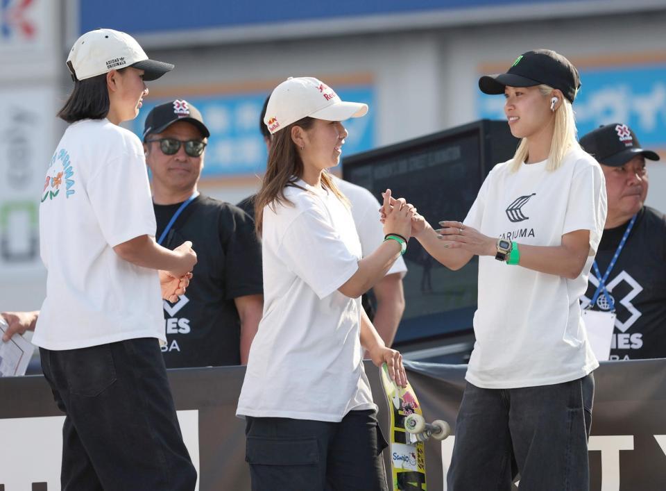 　予選の合間に話す（左から）西矢椛、織田夢海、西村碧莉