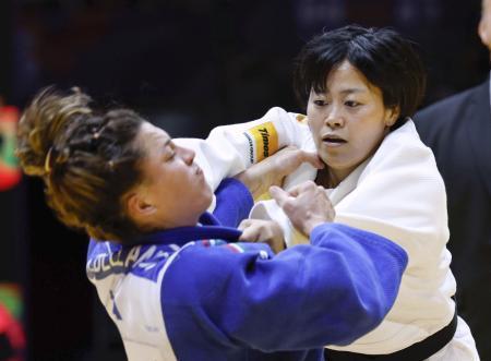 　女子７８キロ級３位決定戦　イタリア選手（左）と対戦する浜田尚里＝ドーハ（共同）