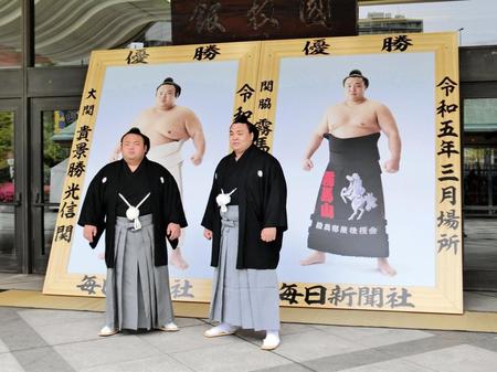 　優勝額贈呈式に出席した貴景勝（左）と霧馬山