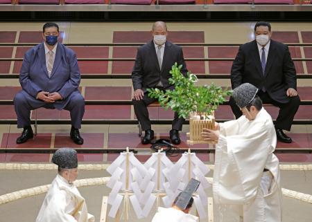 　大相撲夏場所の土俵祭りに出席した日本相撲協会の八角理事長（中央）ら＝１３日午前、東京・両国国技館