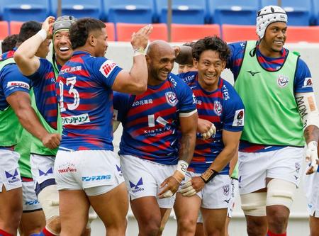 　前半、トライを決め、チームメイトに祝福される花園・マシレワ（中央）