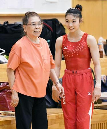 　体操女子のリオ五輪代表候補の試技会を視察した池田敬子さん（左）＝２０１６年６月