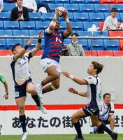 　前半、空中で味方のパスをキャッチする花園・マシレワ。この後トライを決める