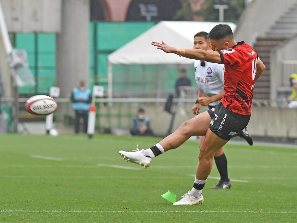 　前半、ゴールを決める横浜・田村優（撮影・三好信也）