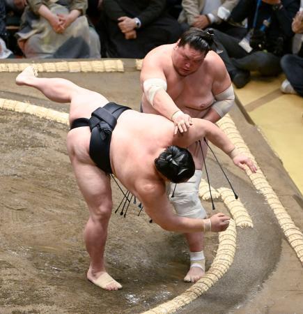 　照ノ富士（奥）がすくい投げで正代を下す＝両国国技館