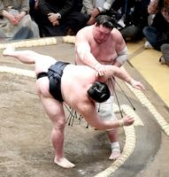 　正代（手前）をすくい投げで下した照ノ富士（撮影・佐藤厚）