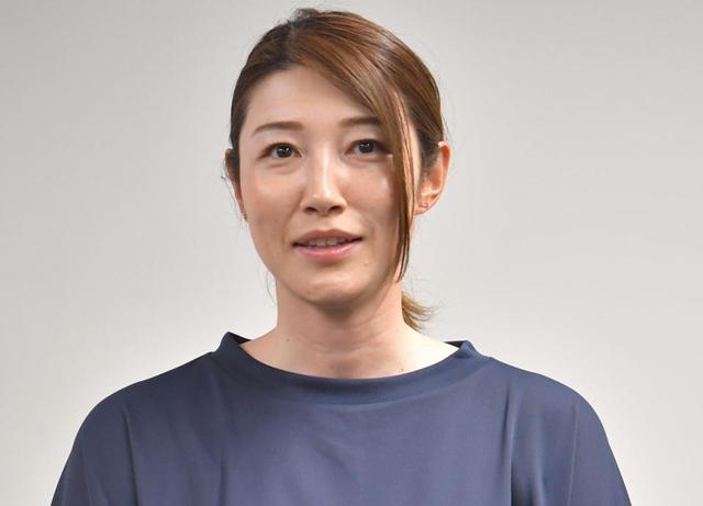 【写真】狩野舞子　カーリング女子と「最大４０ｃｍ」背の順並びが爆笑「スマホ電波」「マトリョーシカ」と大喜利に