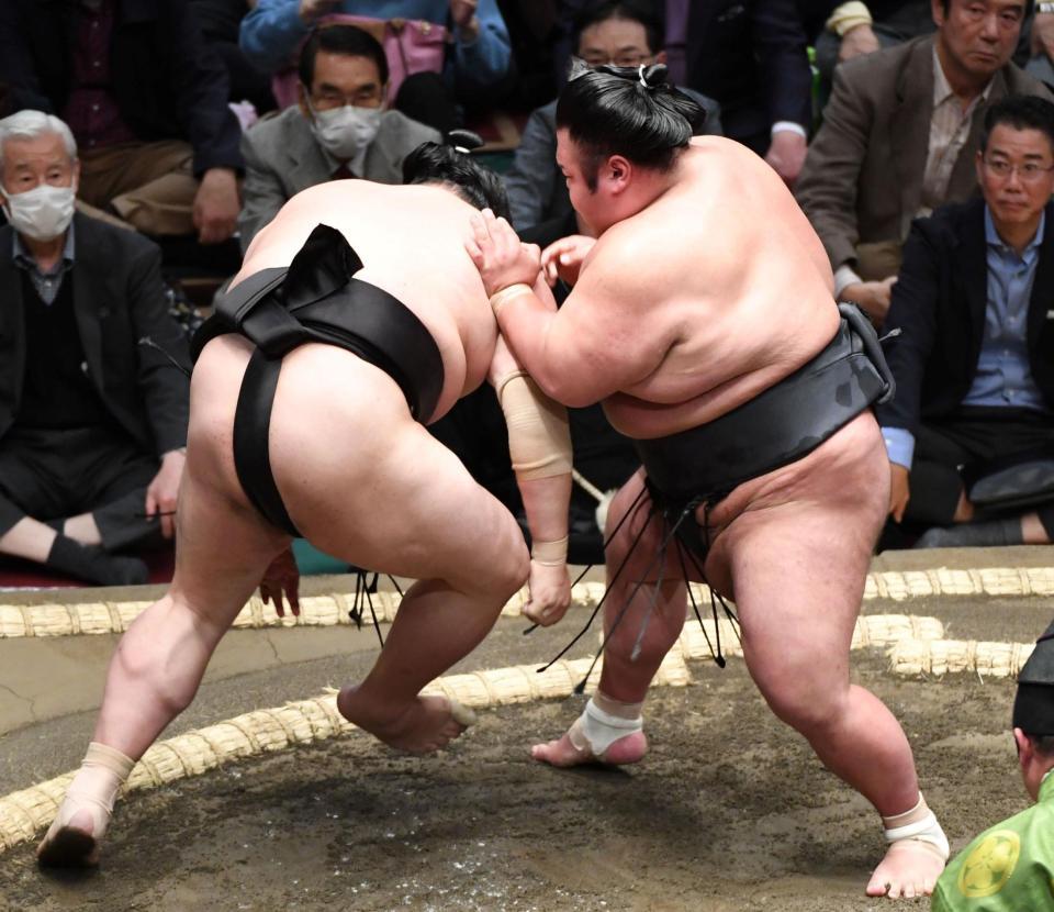 　阿炎（左）を押し出しで下した貴景勝＝撮影・佐藤厚