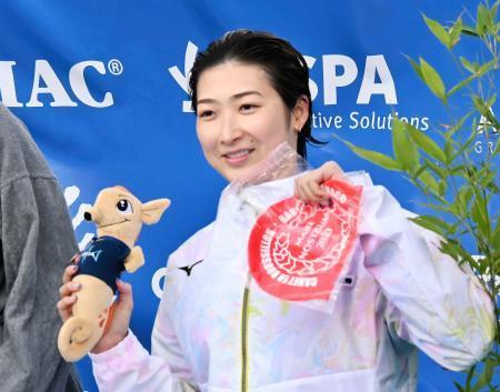 　欧州グランプリの女子５０メートルバタフライで３位に入り、表彰式で笑顔の池江璃花子＝カネ（共同）