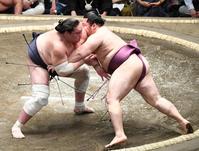 　遠藤（右）を押し出しで下した照ノ富士（撮影・佐藤厚）