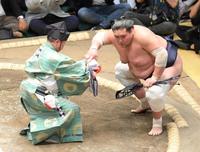 　遠藤を下し、懸賞金を手にする照ノ富士（撮影・伊藤笙子）